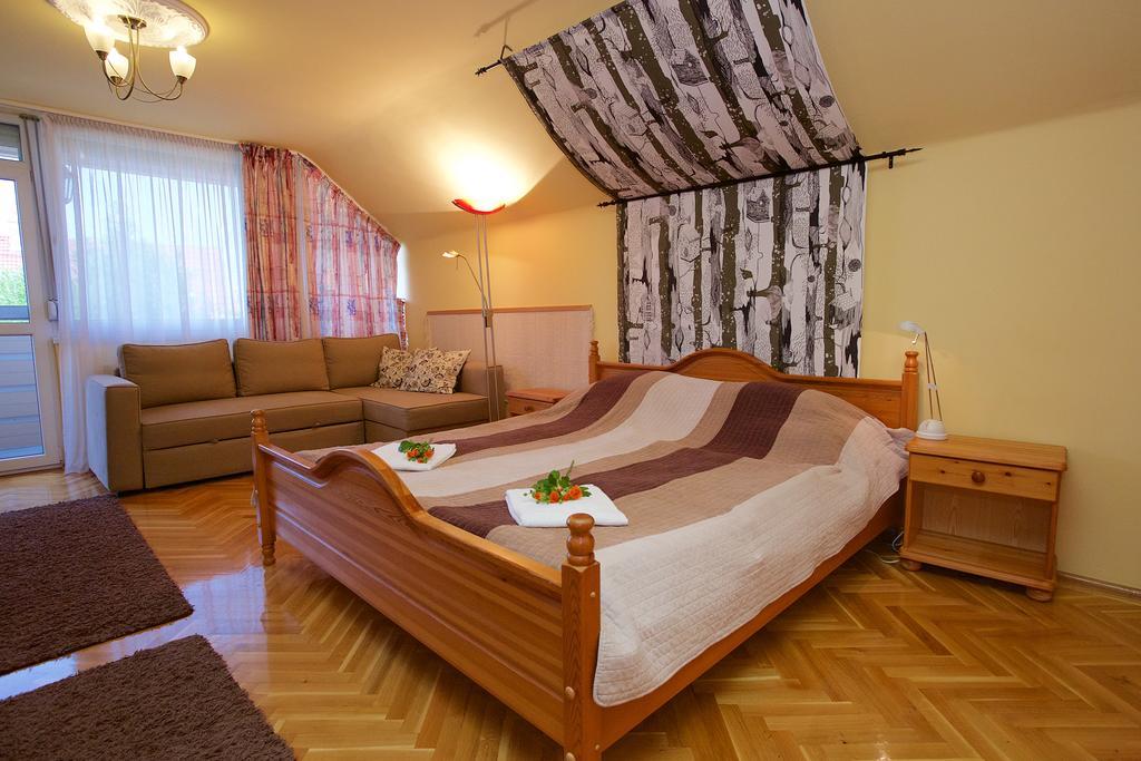 Fonix Apartmanhaz ハイデゥソボスロー エクステリア 写真