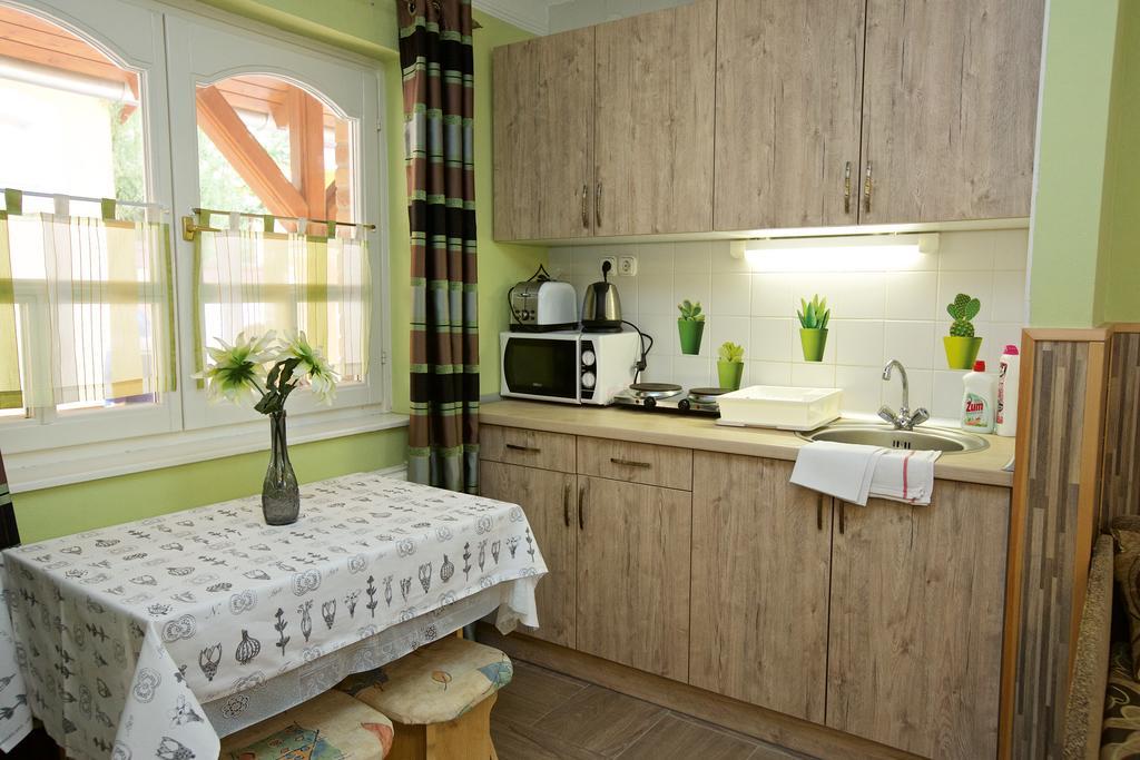 Fonix Apartmanhaz ハイデゥソボスロー エクステリア 写真